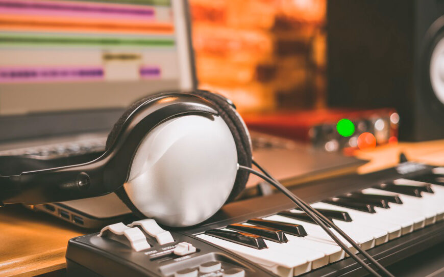 How to Use MIDI Keyboard with Garageband